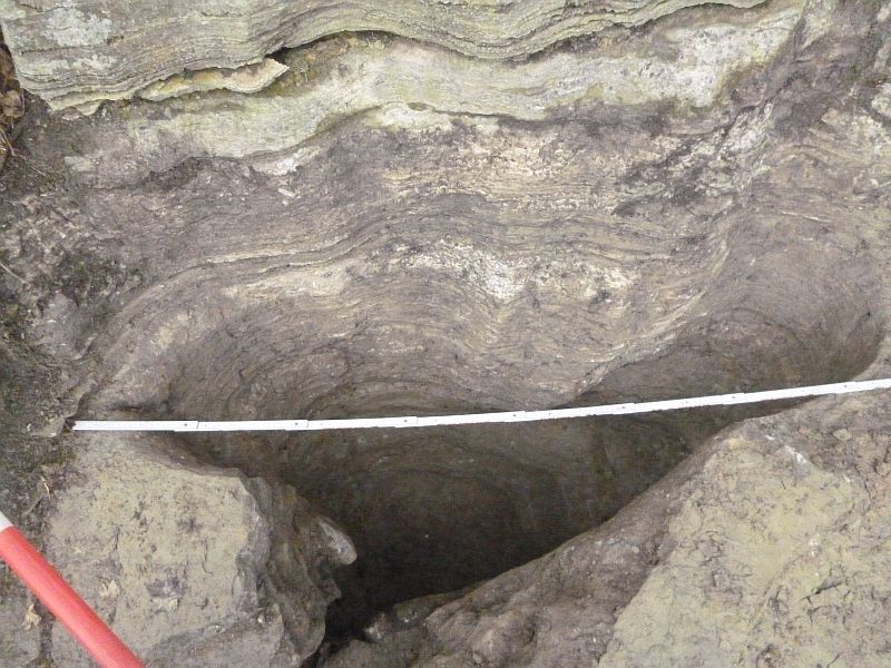 Bis 1,10 m (von oben 2 m) wurde der "Große Gletschertopf" ausgegraben.